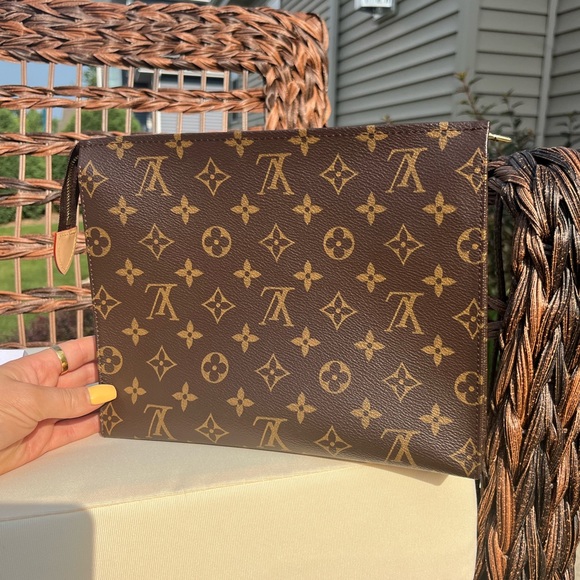 SOLD ‼️ Louis Vuitton Toiletry 26 - Picture 4 of 17